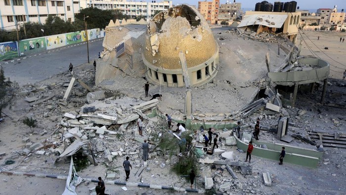 Penampakan Masjid yang Hancur Total Dibom Israel Sejak 7 Oktober 2023. [Foto: AP Photo/Yousef Masoud]