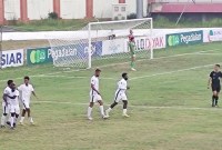 Pemain Persipura Jayapura selebrasi usai berhasil mengalahkan Kalteng Putra, 2-1 di Stadion Tuah Pahoe, Palangka Raya, Senin (22/1/2024). [borneonews]