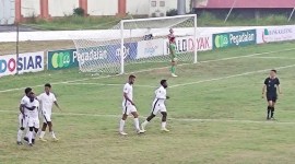 Pemain Persipura Jayapura selebrasi usai berhasil mengalahkan Kalteng Putra, 2-1 di Stadion Tuah Pahoe, Palangka Raya, Senin (22/1/2024). [borneonews]