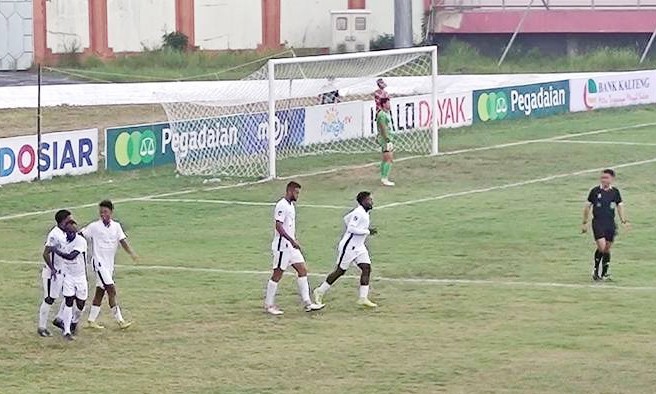 Pemain Persipura Jayapura selebrasi usai berhasil mengalahkan Kalteng Putra, 2-1 di Stadion Tuah Pahoe, Palangka Raya, Senin (22/1/2024). [borneonews]