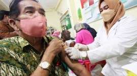 
Petugas kesehatan menyuntikkan vaksin COVID-19 dosis ketiga (booster) kepada warga lanjut usia atau lansia. Kemenkes memastikan vaksinasi Covid-19 masih tetap diberikan secara gratis untuk kelompok rentan. [Foto: ANTARA/Didik S]  
