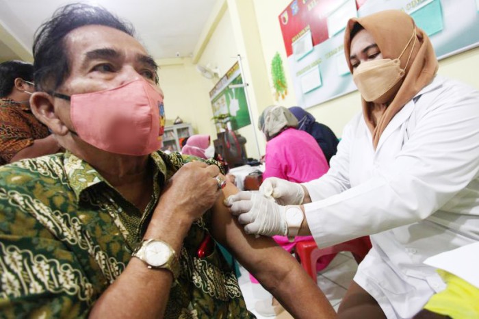 
Petugas kesehatan menyuntikkan vaksin COVID-19 dosis ketiga (booster) kepada warga lanjut usia atau lansia. Kemenkes memastikan vaksinasi Covid-19 masih tetap diberikan secara gratis untuk kelompok rentan. [Foto: ANTARA/Didik S]  