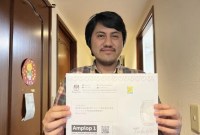 Salah satu pemilih WNI di Jepang, Aisar, menunjukkan amplop yang berisi surat suara yang sudah dicoblos dan dikirimkan kembali ke PPLN Tokyo, Minggu (21/1/2024). [Antara Foto/Juwita Trisna Rahayu]