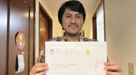 Salah satu pemilih WNI di Jepang, Aisar, menunjukkan amplop yang berisi surat suara yang sudah dicoblos dan dikirimkan kembali ke PPLN Tokyo, Minggu (21/1/2024). [Antara Foto/Juwita Trisna Rahayu]