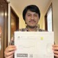 Salah satu pemilih WNI di Jepang, Aisar, menunjukkan amplop yang berisi surat suara yang sudah dicoblos dan dikirimkan kembali ke PPLN Tokyo, Minggu (21/1/2024). [Antara Foto/Juwita Trisna Rahayu]
