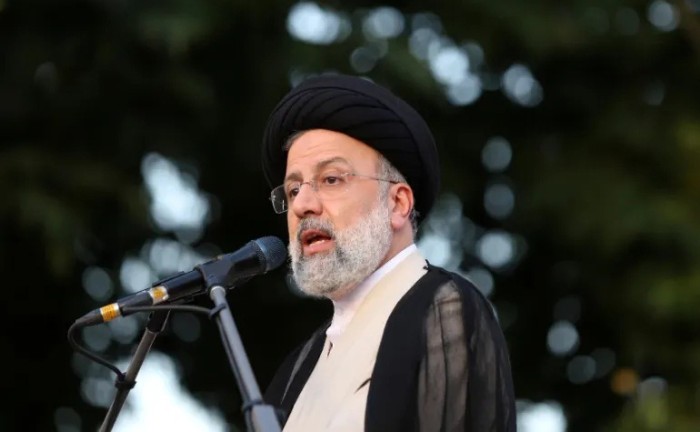 Presiden Iran Ebrahim Raisi bersumpah akan melakukan pembalasan setelah dua ledakan terjadi di Kota Kerman pekan ini. [Majid Asgaripour/WANA/Reuters]
