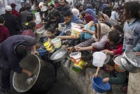 Ratusan ribu warga Gaza dihantui kelaparan dan kehausan. [AP/Fatima Shbair]