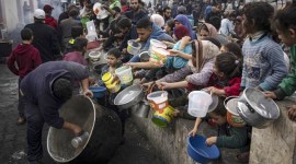 Ratusan ribu warga Gaza dihantui kelaparan dan kehausan. [AP/Fatima Shbair]