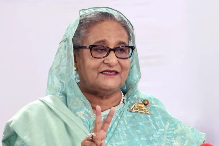 Sheikh Hasina berbicara kepada pers setelah memberikan suaranya di Dhaka. Dia memenangkan pemilu untuk kelima kalinya pada Minggu (7/1/2024) di tengah berbagai kontroversi dan penentangan. [Prime Minister's office via Reuters]