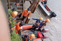 Tim gabungan mengevakuasi korban Dimas Akbar Hafany yang tenggelam di DAS Kahayan, Jumat (26/1/2024). [ANTARA/HO-BPBD Pulang Pisau]