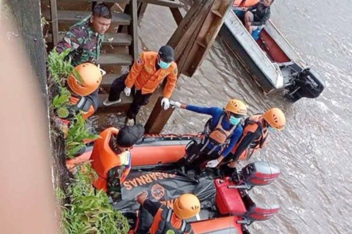 Tim gabungan mengevakuasi korban Dimas Akbar Hafany yang tenggelam di DAS Kahayan, Jumat (26/1/2024). [ANTARA/HO-BPBD Pulang Pisau]