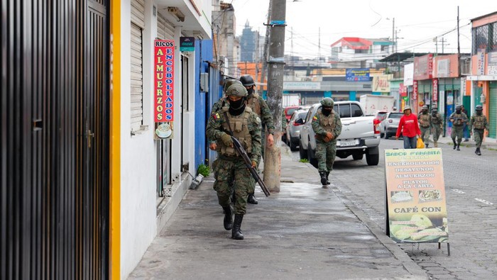 Tentara dan Polisi Ekuador tingkatkan patroli usai geng Narkoba bikin onar. [REUTERS/Karen Toro]