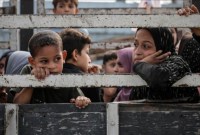 Anak-anak duduk di belakang truk saat warga Palestina berangkat dari bagian utara Gaza untuk meninggalkan Jalur Gaza bagian tengah dan selatan pada 10 November 2023. [ANTARA/Anadolu]