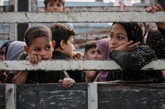 Anak-anak duduk di belakang truk saat warga Palestina berangkat dari bagian utara Gaza untuk meninggalkan Jalur Gaza bagian tengah dan selatan pada 10 November 2023. [ANTARA/Anadolu]