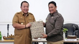 Wagub Kalteng Edy Pratowo (kanan) bersama Gubernur Lampung Arinal Djunaidi. [ANTARA/HO-Pemprov Kalteng]