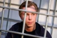 Nikita Zhuravel (20), seorang pria Rusia dijatuhkan hukuman penjara 3,5 tahun karena terbukti bersalah melakukan aksi pembakaran Al-Qur'an. [azertag.az]