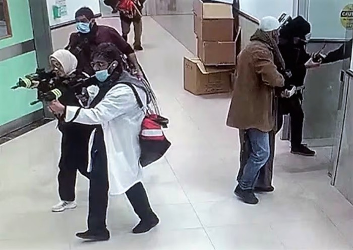 Tentara Israel menyamar sebagai petugas medis dan warga sipil, menyerbu rumah sakit dan membunuh tiga orang Palestina. [Reuters]