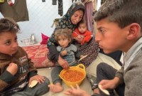 Mohammed Zo'rab (11), satu dari ribuan anak yang menjadi pengumpul makanan utama bagi keluarga mereka. [saudigazette.com.sa]