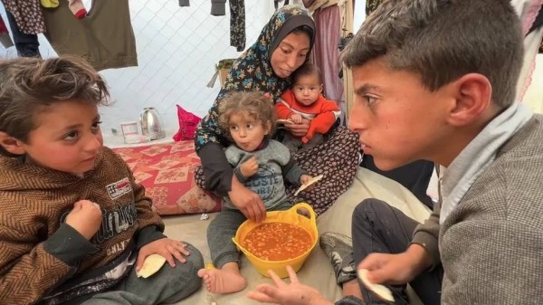 Mohammed Zo'rab (11), satu dari ribuan anak yang menjadi pengumpul makanan utama bagi keluarga mereka. [saudigazette.com.sa]