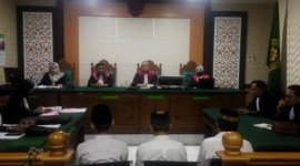 Tiga terdakwa pengedar narkotika jenis sabu sebesar 20 Kg yaitu Ario Anggowo Mulyo (31), Muhammad Nafik Supriyanto (41) dan Hendrik Anggun Setiawan (33) ketika mendengarkan tuntutan hukuman mati di PN Sidoarjo. [Foto: iNewsSidoarjo.id]