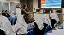 Pasiter Kodim 1007/Banjarmasin Mayor Inf Kurmanto saat memberikan materi wawasan kebangsaan kepada pelajar pada program Satuan Tugas TNI Manunggal Membangun Desa (TMMD) ke-119, di SMKN 3 Kota Banjarmasin, Kalimantan Selatan, Senin (26/2/2024). [ANTARA/HO-Kodim 1007 Banjarmasin]

