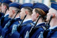 Kementerian Pertahanan Jerman mengaku sedang menggodok berbagai opsi untuk mengatasi kelangkaan personel di Bundeswehr. Sebab itu pula gagasan wajib militer kembali dibicarakan, sebagai reinkarnasi relik Perang Dingin.[Uwe Anspach/dpa/picture alliance]