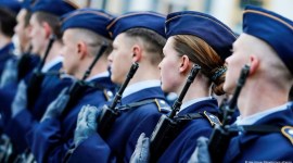 Kementerian Pertahanan Jerman mengaku sedang menggodok berbagai opsi untuk mengatasi kelangkaan personel di Bundeswehr. Sebab itu pula gagasan wajib militer kembali dibicarakan, sebagai reinkarnasi relik Perang Dingin.[Uwe Anspach/dpa/picture alliance]