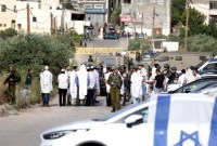 Pemukim Yahudi memblokir jalan masuk dan keluar ke kota Al-Lubban ash-Sharqiya untuk menyelenggarakan ritual di bawah naungan pasukan Israel di Nablus, Tepi Barat pada 01 Juni 2023. Pihak berwenang Israel bermaksud untuk menyetujui dalam dua minggu ke depan pendirian lebih dari 3.300 unit pemukiman di Tepi Barat yang diduduki, menurut media resmi Israel. [Foto: File AA]
