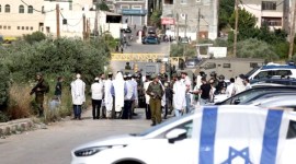 Pemukim Yahudi memblokir jalan masuk dan keluar ke kota Al-Lubban ash-Sharqiya untuk menyelenggarakan ritual di bawah naungan pasukan Israel di Nablus, Tepi Barat pada 01 Juni 2023. Pihak berwenang Israel bermaksud untuk menyetujui dalam dua minggu ke depan pendirian lebih dari 3.300 unit pemukiman di Tepi Barat yang diduduki, menurut media resmi Israel. [Foto: File AA]
