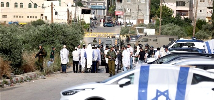 Pemukim Yahudi memblokir jalan masuk dan keluar ke kota Al-Lubban ash-Sharqiya untuk menyelenggarakan ritual di bawah naungan pasukan Israel di Nablus, Tepi Barat pada 01 Juni 2023. Pihak berwenang Israel bermaksud untuk menyetujui dalam dua minggu ke depan pendirian lebih dari 3.300 unit pemukiman di Tepi Barat yang diduduki, menurut media resmi Israel. [Foto: File AA]
