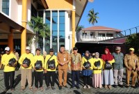 Direktur Operasional Bank Kalsel, Ahmad Fatrya Putra bersama kepada Plt Kepala Dinsos Kalsel, Muhammadun menyerahkan bantuan pada kegiatan Apel Gabungan yang dilaksanakan di halaman Dinas Sosial Kalsel. (Foto-humasbankkalsel)