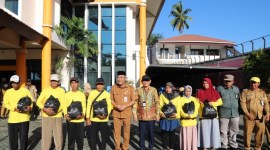 Direktur Operasional Bank Kalsel, Ahmad Fatrya Putra bersama kepada Plt Kepala Dinsos Kalsel, Muhammadun menyerahkan bantuan pada kegiatan Apel Gabungan yang dilaksanakan di halaman Dinas Sosial Kalsel. (Foto-humasbankkalsel)