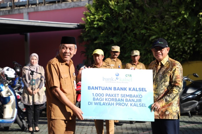 BANK KALSEL Bersama Dinsos, Salurkan Bantuan Korban Banjir di Kalsel (2)
