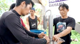 Foto Ilustrasi -- Irang Lungu, pembudidaya gaharu rumah produksi Kelompok Usaha Perhutanan Sosial (KUPS) Gaharu Laban Nyarit, Kecamatan Malinau Selatan, Kabupaten Malinau, Provinsi Kalimantan Utara. [ANTARA/HO-KKI Warsi]