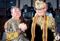 Kepala Dinas Pariwisata Kalimantan Selatan Syarifuddin foto bersama dengan Menparekraf Sandiaga Uno usai peluncuran 110 KEN 2024 di Jakarta, Sabtu (27/1/1/2024). [ANTARA/HO-Pemkab Tapin]
