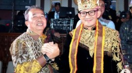 Kepala Dinas Pariwisata Kalimantan Selatan Syarifuddin foto bersama dengan Menparekraf Sandiaga Uno usai peluncuran 110 KEN 2024 di Jakarta, Sabtu (27/1/1/2024). [ANTARA/HO-Pemkab Tapin]