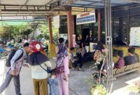 Anggota KPPS Kelurahan Batu Piring, Kecamatan Paringin Selatan, Kabupaten Balangan mengkonfirmasi soal honor sebagai penyelenggara pemilu di Kantor Kelurahan Batu Piring, Jumat (16/2/2024). [ANTARA/Ragil Darmawan]