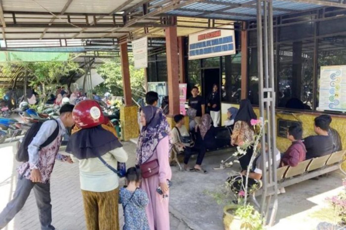 Anggota KPPS Kelurahan Batu Piring, Kecamatan Paringin Selatan, Kabupaten Balangan mengkonfirmasi soal honor sebagai penyelenggara pemilu di Kantor Kelurahan Batu Piring, Jumat (16/2/2024). [ANTARA/Ragil Darmawan]