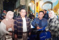 Wali Kota Banjarmasin H Ibnu Sina didampingi istri (kiri) dan Wakil Wali Kota H Arifin Noor didampingi istri (kanan), usai peluncuran kalender event tahun 2024, di Banjarmasin, Minggu (18/2/2024) malam. [ANTARA/Sukarli]