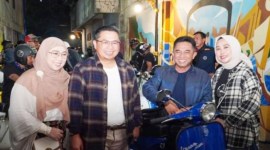 Wali Kota Banjarmasin H Ibnu Sina didampingi istri (kiri) dan Wakil Wali Kota H Arifin Noor didampingi istri (kanan), usai peluncuran kalender event tahun 2024, di Banjarmasin, Minggu (18/2/2024) malam. [ANTARA/Sukarli]