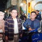 Wali Kota Banjarmasin H Ibnu Sina didampingi istri (kiri) dan Wakil Wali Kota H Arifin Noor didampingi istri (kanan), usai peluncuran kalender event tahun 2024, di Banjarmasin, Minggu (18/2/2024) malam. [ANTARA/Sukarli]