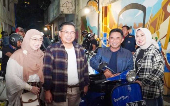 Wali Kota Banjarmasin H Ibnu Sina didampingi istri (kiri) dan Wakil Wali Kota H Arifin Noor didampingi istri (kanan), usai peluncuran kalender event tahun 2024, di Banjarmasin, Minggu (18/2/2024) malam. [ANTARA/Sukarli]