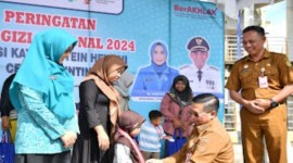 Wali Kota Banjarmasin H Ibnu Sina didampingi istri saat mengalungkan medali bagi anak yang sudah terbebas stunting pada peringatan Hari Gizi Nasional 2024 di Banjarmasin, Selasa (20/2/2024). [ANTARA/Sukarli]