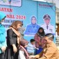 Wali Kota Banjarmasin H Ibnu Sina didampingi istri saat mengalungkan medali bagi anak yang sudah terbebas stunting pada peringatan Hari Gizi Nasional 2024 di Banjarmasin, Selasa (20/2/2024). [ANTARA/Sukarli]
