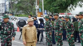 Wakil Wali Kota Banjarmasin H Arifin Noor saat mengecek kesiapan pasukan pada apel TMMD ke-119 Kodim 1007/Banjarmasin tahun 2024 di halaman Balaikota Banjarmasin, Selasa (20/2/2024). [ANTARA/Sukarli]