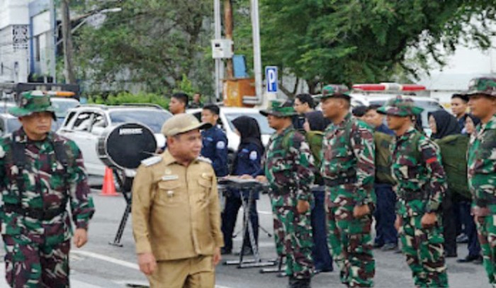 Wakil Wali Kota Banjarmasin H Arifin Noor saat mengecek kesiapan pasukan pada apel TMMD ke-119 Kodim 1007/Banjarmasin tahun 2024 di halaman Balaikota Banjarmasin, Selasa (20/2/2024). [ANTARA/Sukarli]