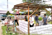 Bhabinkamtibmas Polsek Banjarmasin Timur ikut serta dalam pelaksanaan Satgas TMMD Kodim 1007/Banjarmasin. [ANTARA/HO-Polsek Banjarmasin Timur]