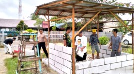 Bhabinkamtibmas Polsek Banjarmasin Timur ikut serta dalam pelaksanaan Satgas TMMD Kodim 1007/Banjarmasin. [ANTARA/HO-Polsek Banjarmasin Timur]