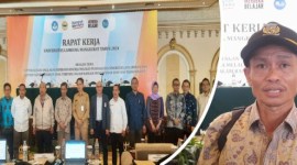 Rektor ULM Prof Ahmad Alim Bachri (foto kanan) bersama para unsur pimpinan saat rapat kerja ULM tahun 2024 di Ballroom Grand Dafam Q Hotel Banjarbaru, Senin (26/2/2024). [ANTARA/Firman]