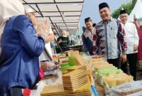 Wali Kota Banjarbaru Muhammad Aditya Mufti Ariffin mengunjungi salah satu stan pedagang saat Pasar Wadai Ramadan 2023 di Banjarbaru. [ANTARA/Yose Rizal]